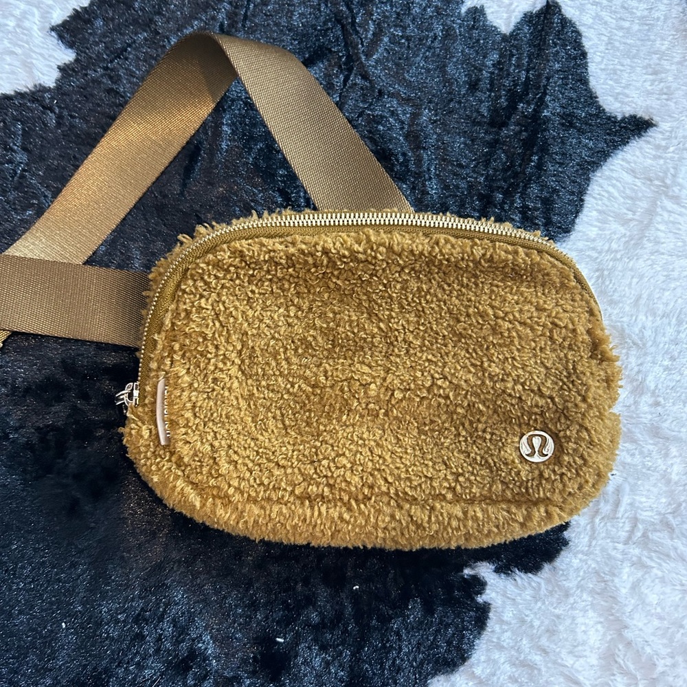Sherpa lululemon fanny pack!!